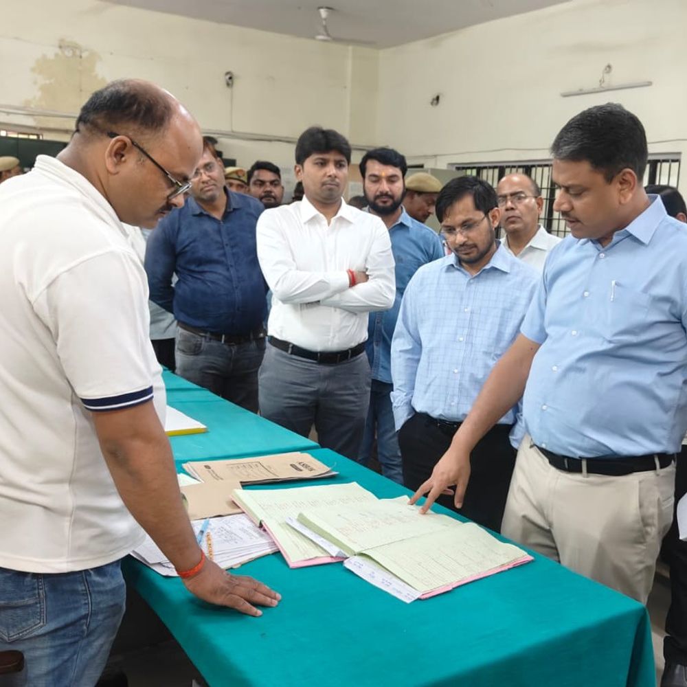 कमिश्नर एस राजलिंगम ने चंदौली कलेक्ट्रेट का निरीक्षण किया:निरीक्षण में मिलीं खामियां, अधिकारियों को दिए सुधार के निर्देश