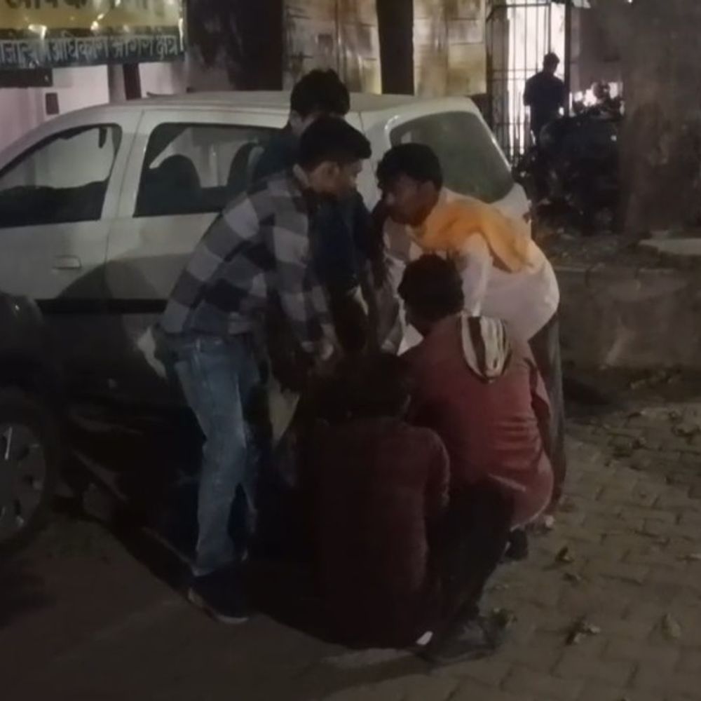 एटा में युवक को ट्रैक्टर-ट्रॉली ने कुचला, मौत:सड़क पार करते समय हादसा, नेजा चढ़ाकर लौट रहा था, घर में चल रहा था भंडारा