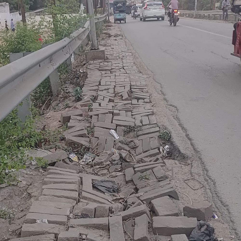 गोरखपुर ओवरब्रिज की पटरियां बदहाल, 200 मीटर में गड्ढे:देवरिया में हर दिन हादसे का खतरा, मरम्मत नहीं