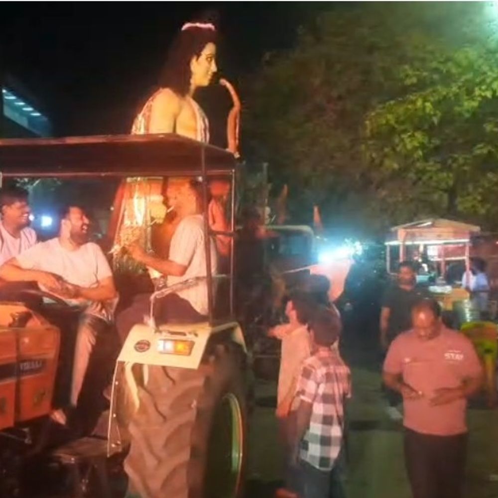 देवरिया में दुर्गा प्रतिमा कूड़ा गाड़ी में ले जाई गई:विसर्जन के दौरान नगर पालिका कर्मचारियों की लापरवाही, लोगों में गुस्सा