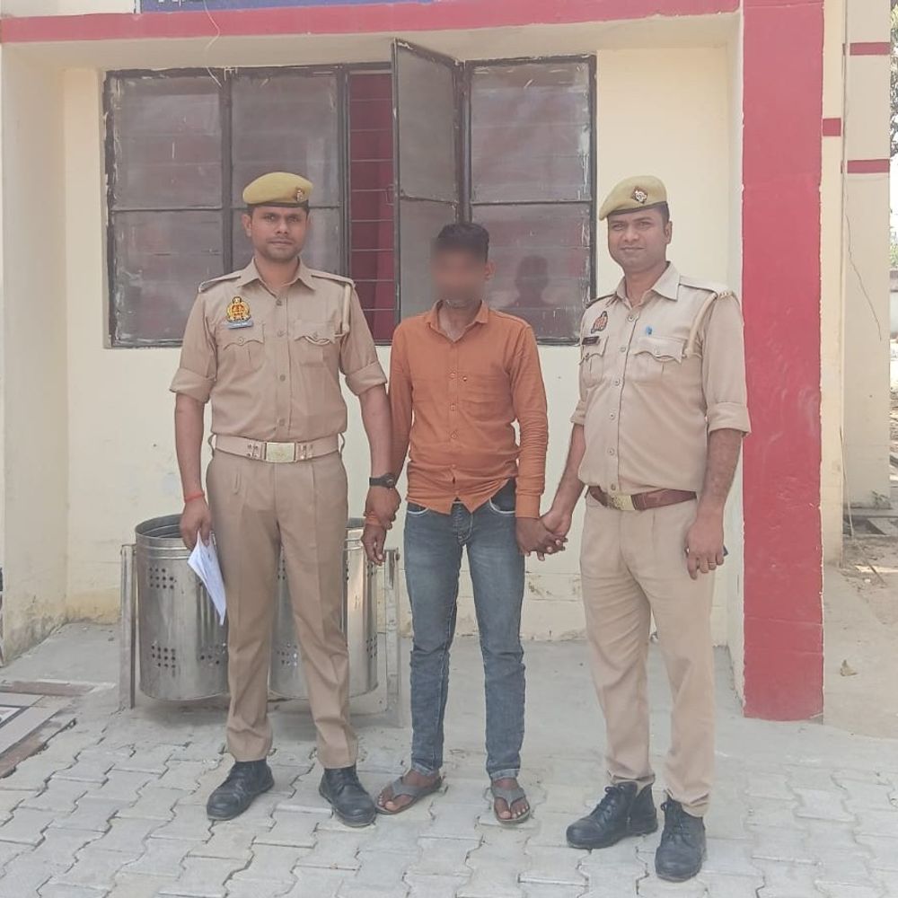 सिद्धार्थनगर में 25 हजार का इनामी आरोपी गिरफ्तार:कई थानों में दर्ज हैं गंभीर मुकदमे, पुलिस और सर्विलांस टीम ने घेराबंदी कर पकड़ा