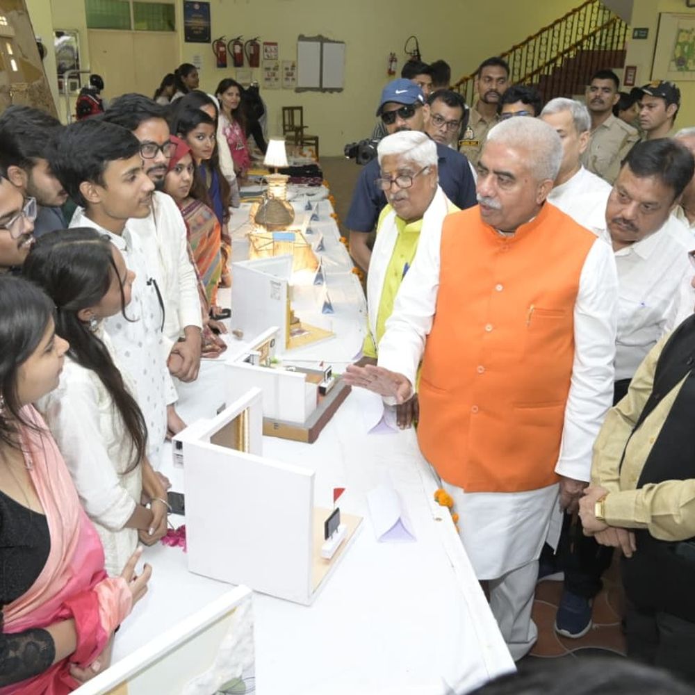 ग्लोबल ब्रांड बन रही खादी:कानपुर में मंत्री राकेश सचान बोले- स्थानीय कारीगरों को मिल रही अंतरराष्ट्रीय पहचान