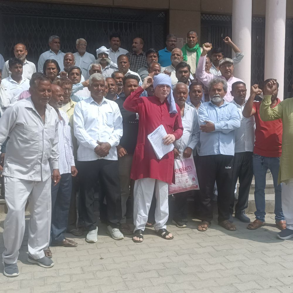 बागपत के किसानों का कलेक्ट्रेट पर प्रदर्शन:हरियाणा के लोगों पर जमीन कब्जाने और प्रशासन पर मिलीभगत का आरोप