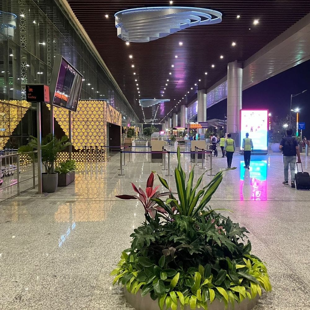 एअर इंडिया की फ्लाइट की लखनऊ में इमरजेंसी लैंडिंग:बेंगलुरु से कोलकाता जा रही थी, मौसम खराब होने पर लखनऊ बुलाई गई