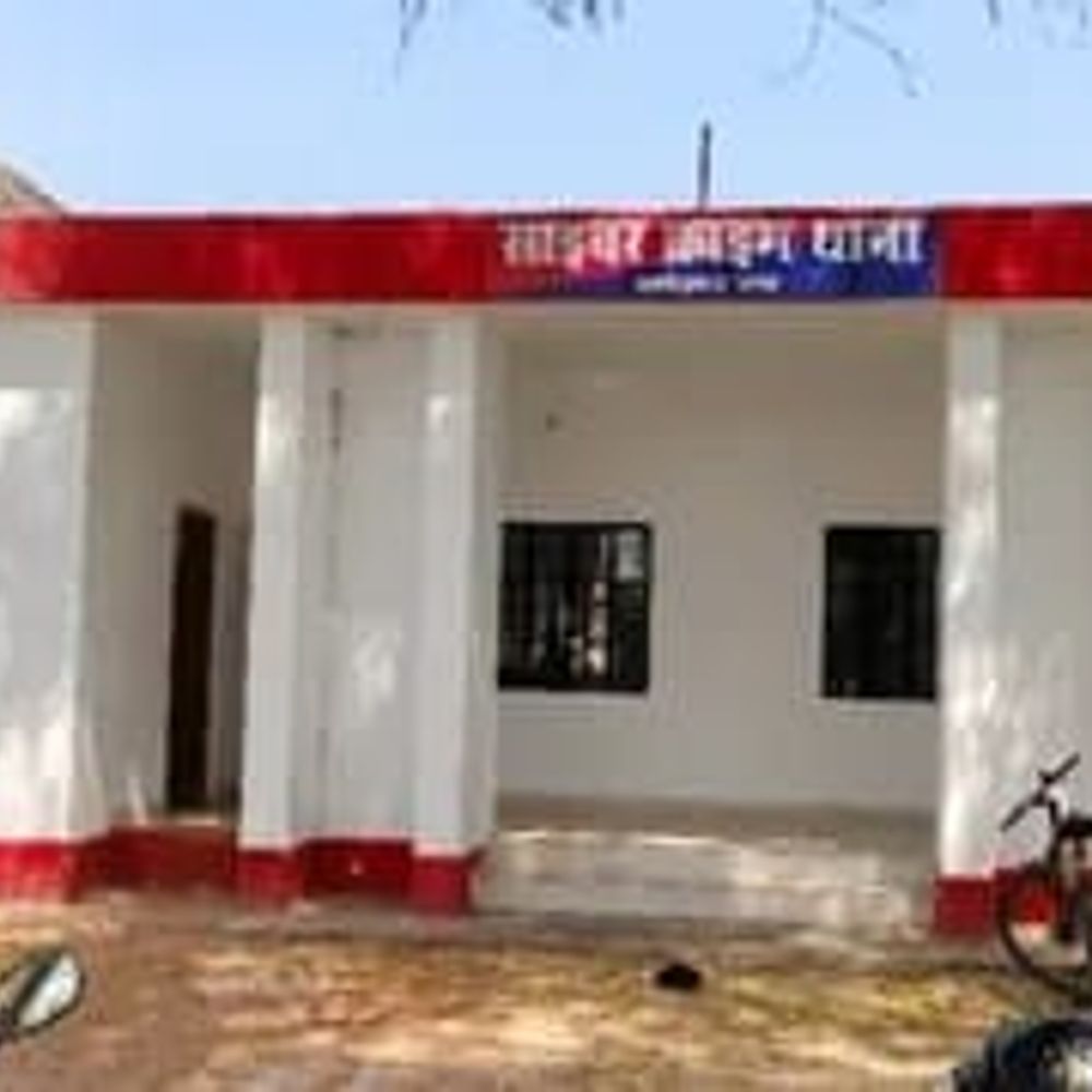 विदेश भेजने के नाम पर 8.15 लाख की ठगी:अंबेडकरनगर में फर्जी वीजा-टिकट थमाया, मुंबई एयरपोर्ट पर पकड़ाया, सगे भाइयों समेत 5 लोग ठगाए