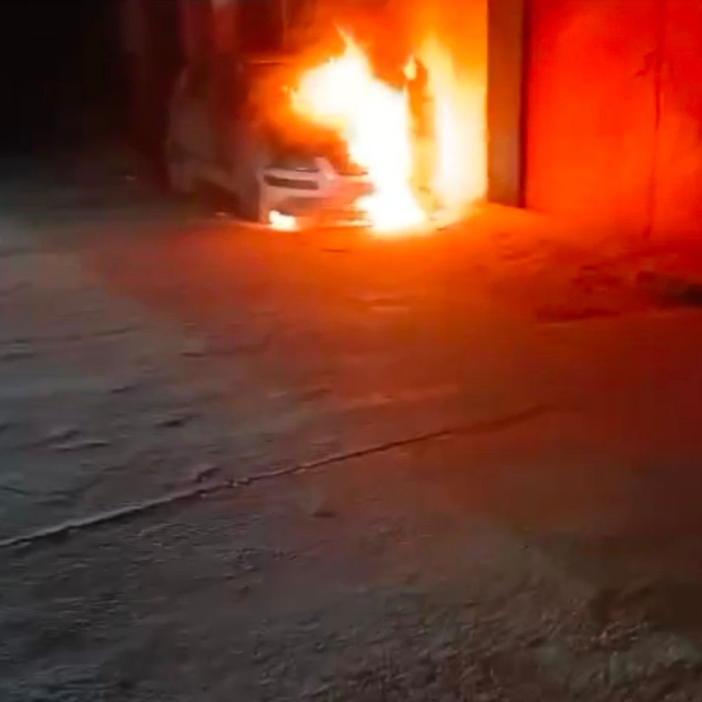 सहारनपुर में घर के बाहर खड़ी कार में आग, VIDEO:मालिक ने अज्ञात पर आगजनी का आरोप लगाया, पुलिस जांच में जुटी