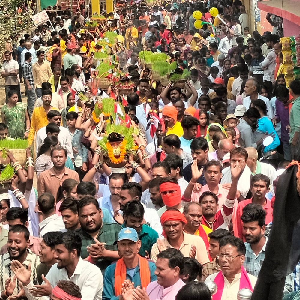 बलौदाबाजार में चैत्र नवरात्र पर ज्वारा विसर्जन:  मनोकामना के लिए भक्तों ने जमीन पर लेटकर की यात्रा,नंगे पैर चल रहे श्रद्धालुओं के लिए खास इंतजाम – baloda bazar News