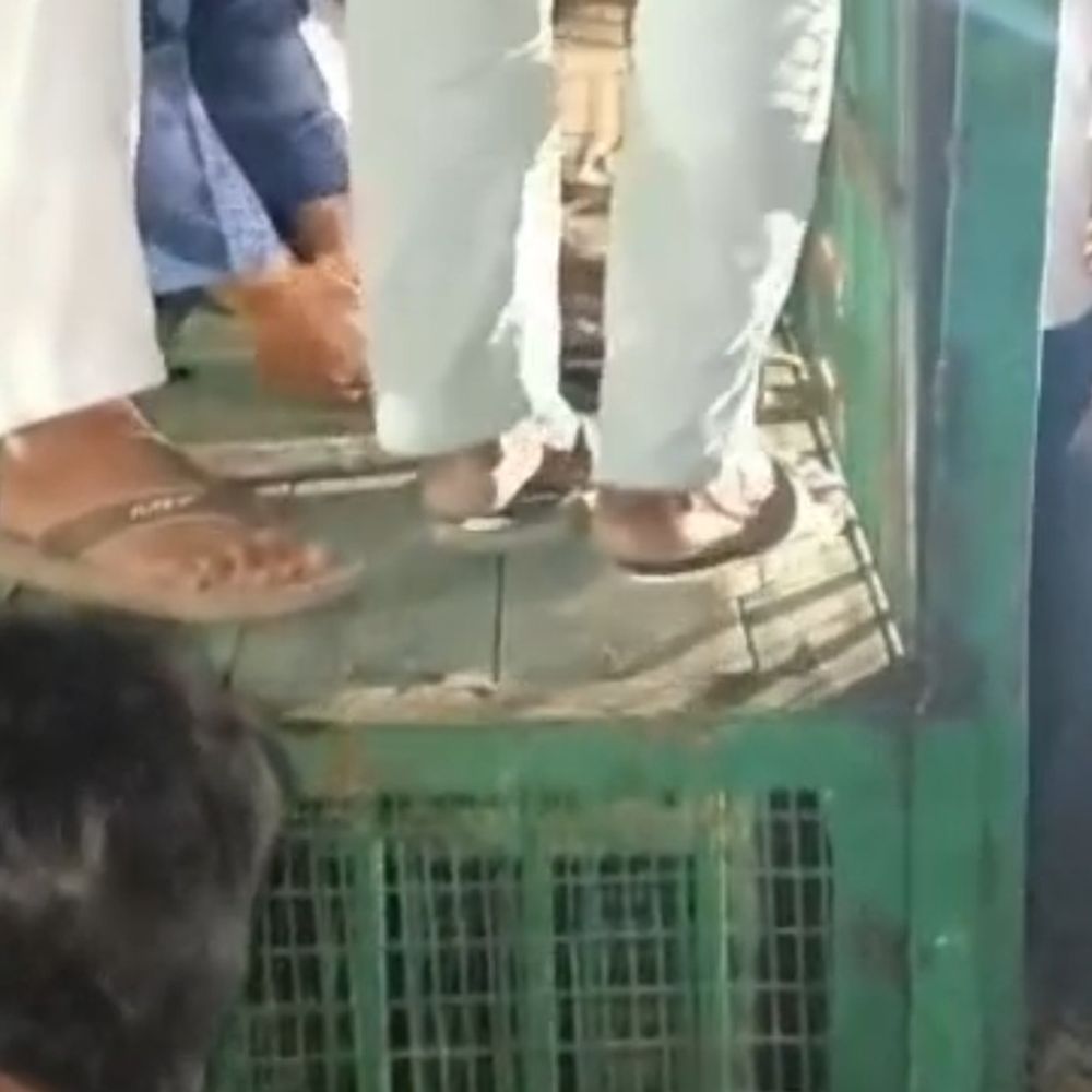 तेंदुए को पकड़ने के लिए लगाया गया पिंजरा:बहराइच में खेत में काम करते समय युवक पर किया था हमला