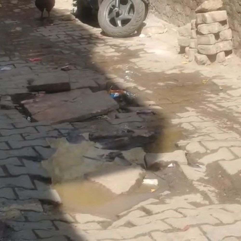 मथुरा में सीवर ओवरफ्लो, सड़कों पर गंदगी और बदबू:अहेरियन मोहल्ले के लोग परेशान, नगर निगम पर लापरवाही का आरोप
