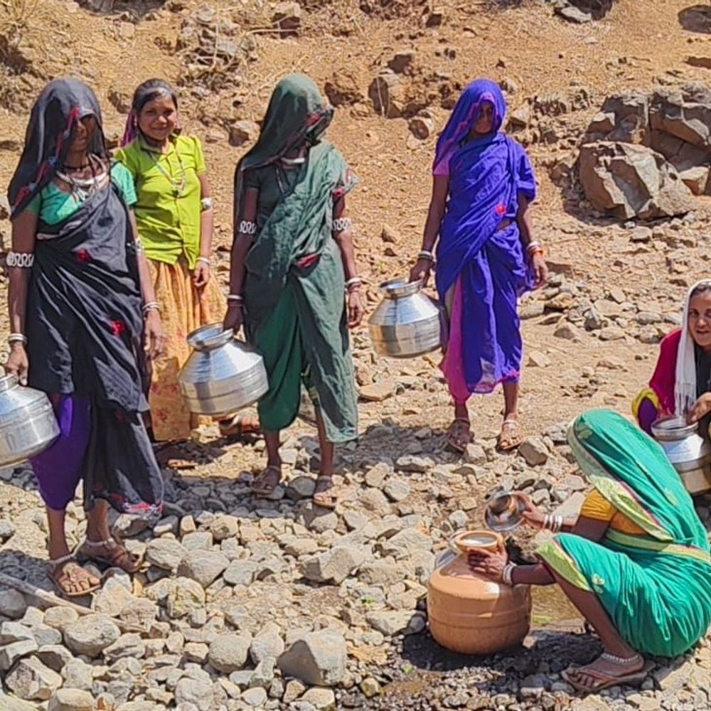 बड़वानी में ग्रामीण दूषित पानी पीने को मजबूर:  न हैंडपंप, न नल कनेक्शन; 2 किमी दूर से झिरी से लाते हैं पानी – Barwani News