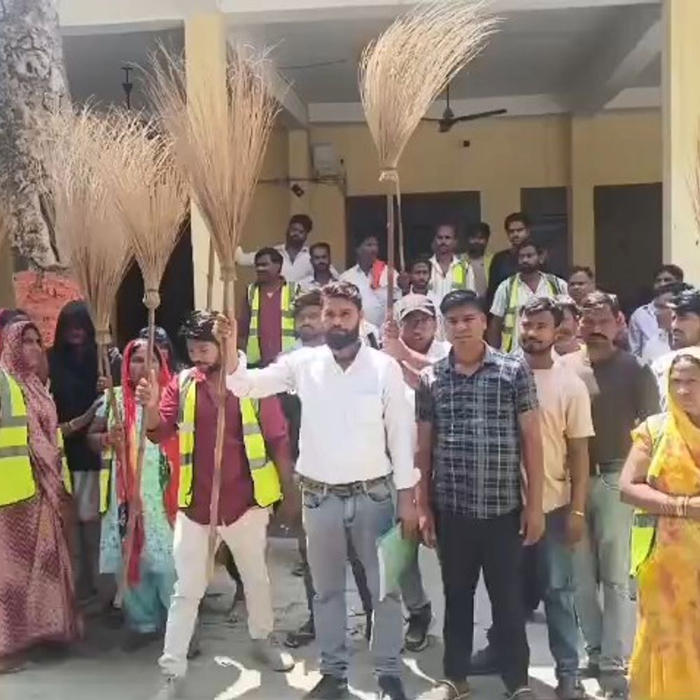 कन्नौज के गुरसहायगंज में नगर पालिका कर्मियों की हड़ताल:27 महीने का फंड और सुरक्षा उपकरण न मिलने पर प्रदर्शन