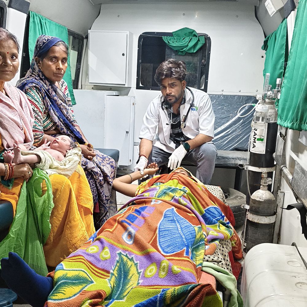 महिला ने एम्बुलेंस में दिया बच्चे को जन्म:अछल्दा में रेलवे फाटक पर जाम में फंसी थी, तकनीकी खराबी से लगा था ट्रैफिक