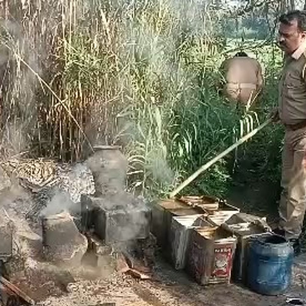 सीतापुर में अवैध शराब भट्ठी का भंडाफोड़:जंगलों में 350 लीटर लहन की गई नष्ट, 145 लीटर कच्ची शराब बरामद