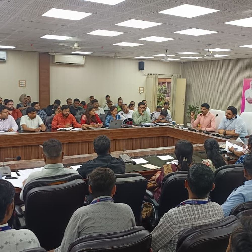 1.50 लाख महिलाएं स्वयं सहायता समूहों से जुड़ीं:अंबेडकरनगर में 2.31 लाख परिवारों को जोड़ने का लक्ष्य, डीएम ने दिए सख्त निर्देश