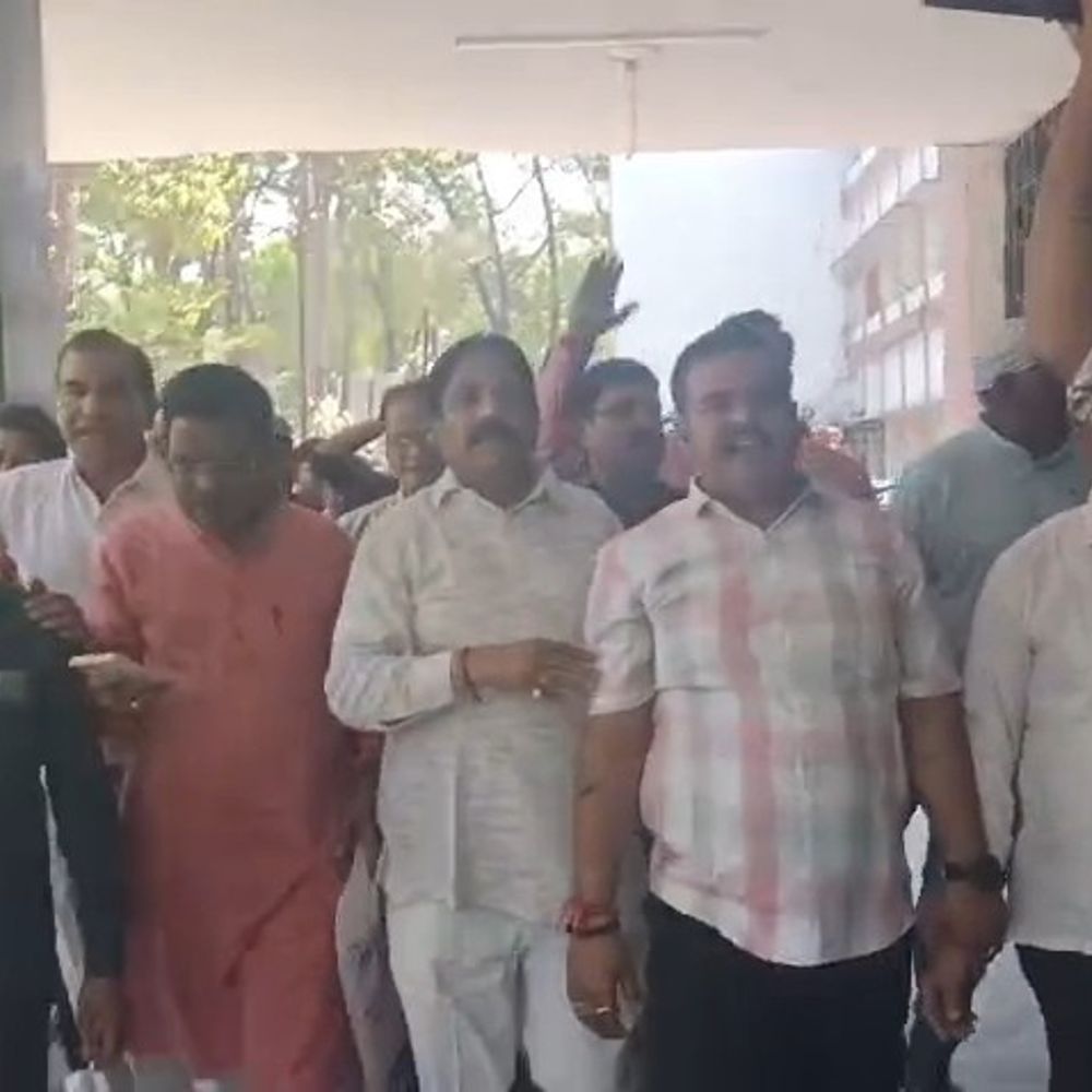 उन्नाव में व्यापार मंडल का प्रदर्शन, वेंडिंग जोन की मांग:SDM को ज्ञापन दिया; सड़क चौड़ीकरण से पथ विक्रेता प्रभावित