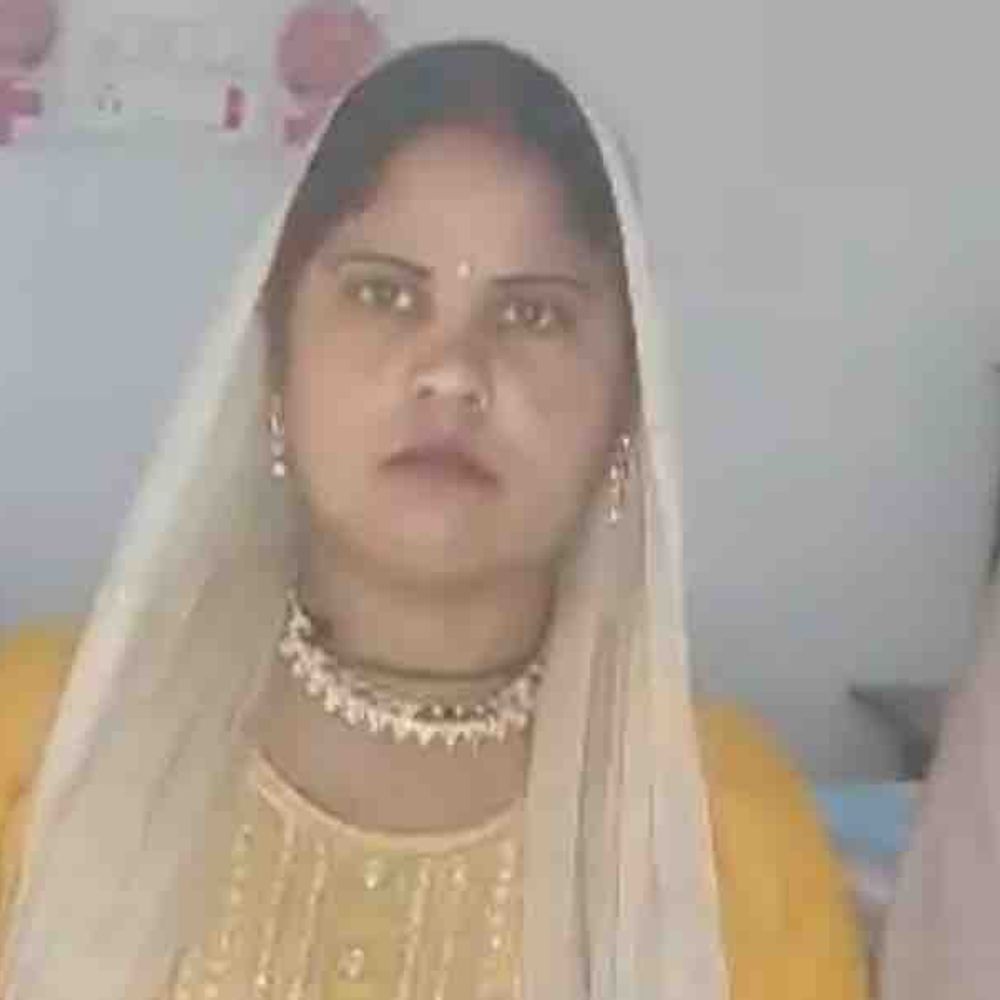 रामपुर में 5 बच्चों की मां प्रेमी संग फरार:घर में मां को तलाश रहे मासूम, कोर्ट में महिला के बयान के आधार पर होगा फैसला