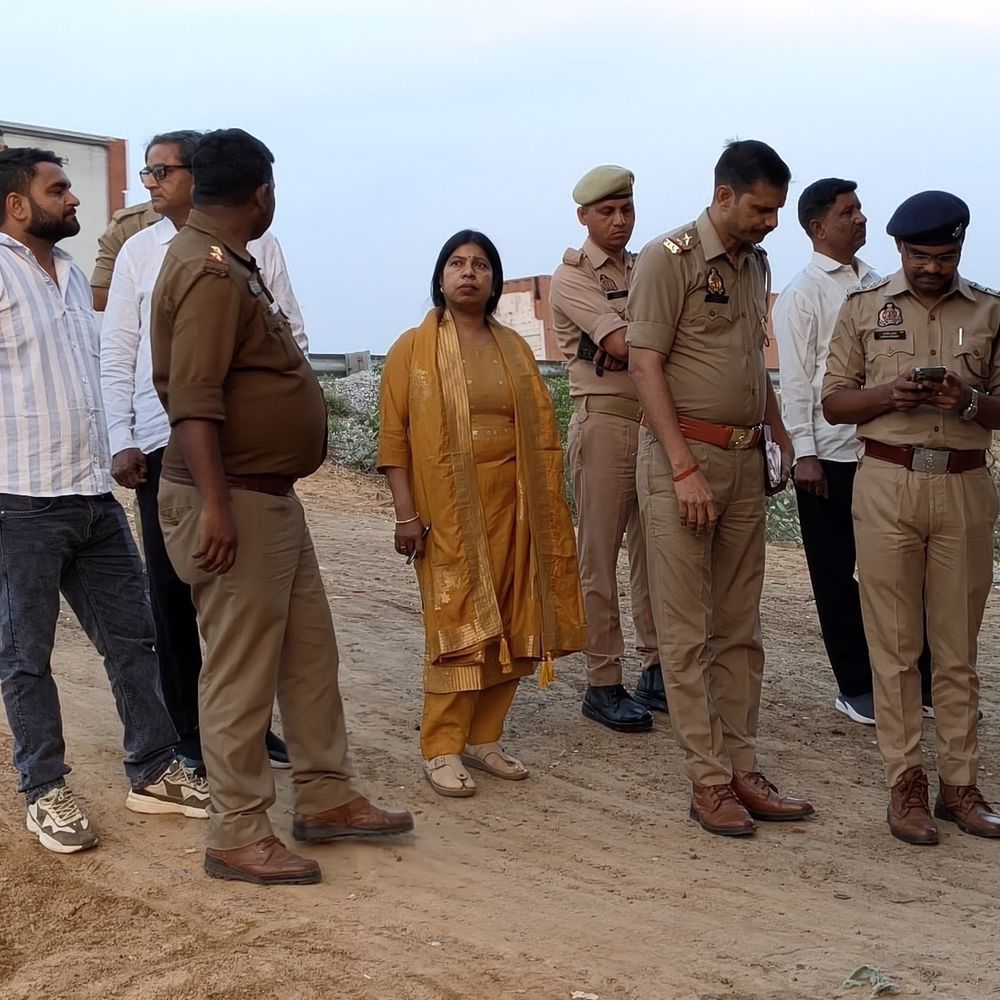 दवा कारोबारी पर पत्नी से मारपीट का आरोप:फिरोजाबाद में मर्सिडीज लोन के लिए पीटा, तलाक की धमकी, FIR दर्ज