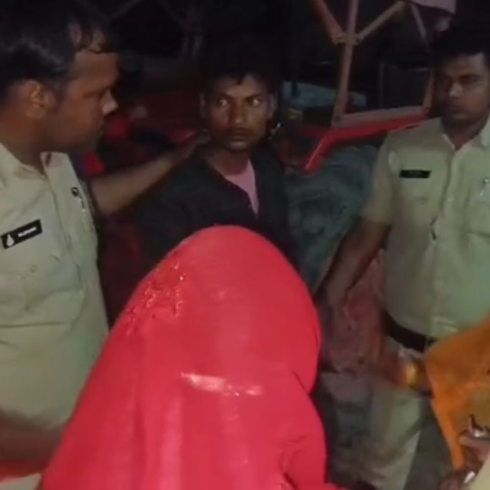 जवारे विसर्जन में अवैध कट्टे के साथ पहुंचा युवक:छतरपुर में पुलिस ने दबोचा, जेब से निकला कट्टा और कारतूस, आरोपी पहले भी जेल जा चुका