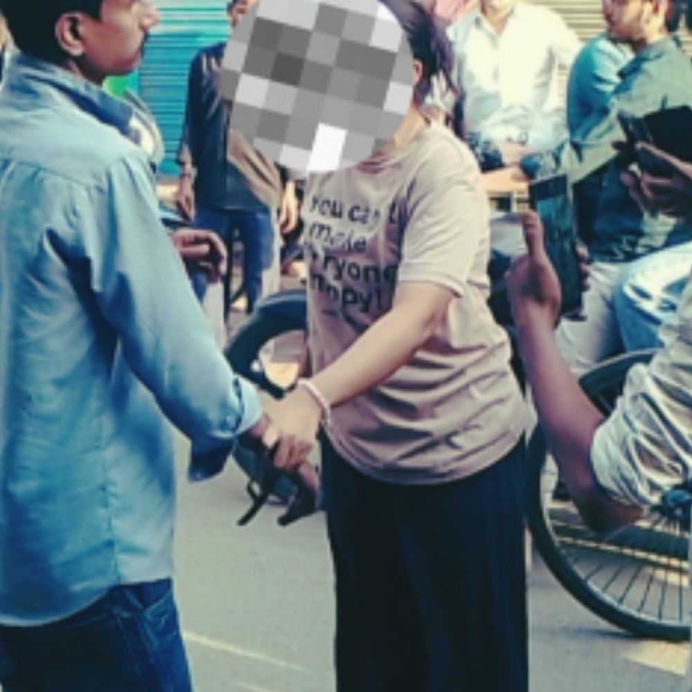 युवती ने चौराहे पर युवक को चप्पल से पीटा, VIDEO:फोटो वायरल करने और छेड़खानी का आरोप लगाया, युवक हिरासत में