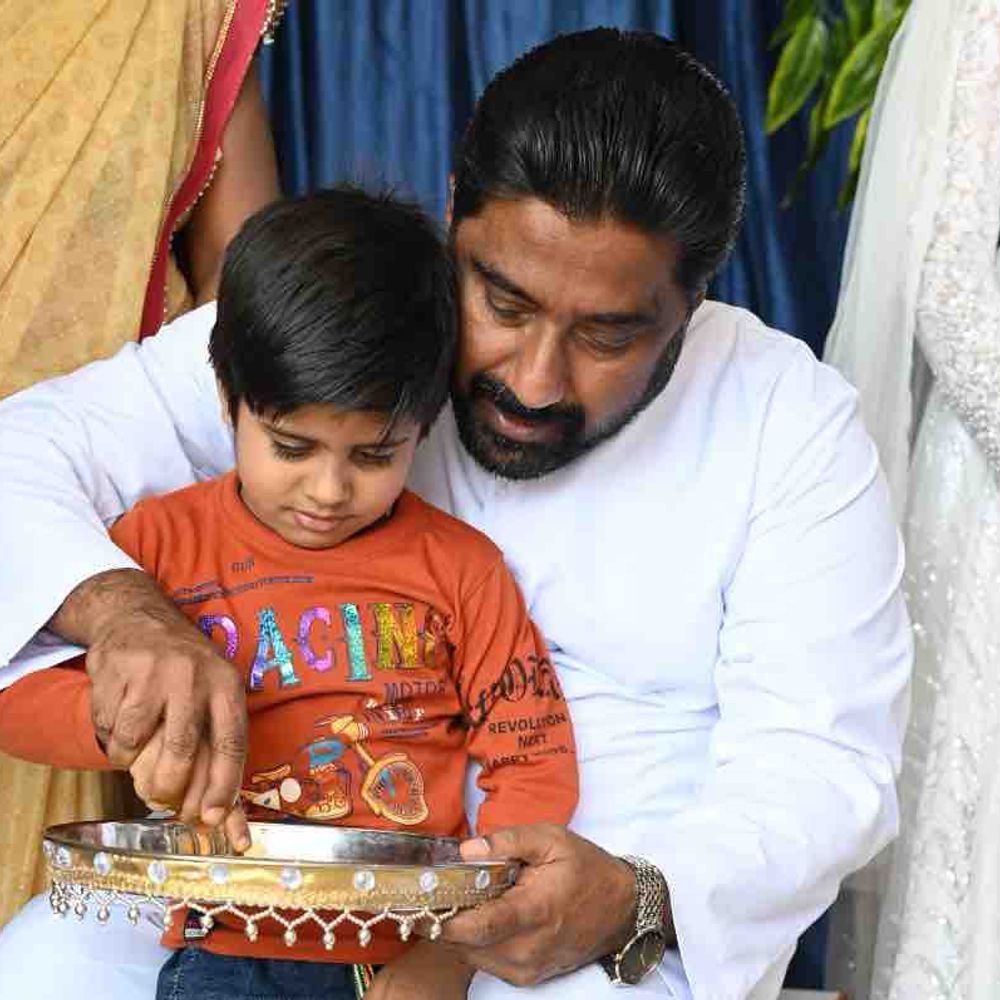 गोरखपुर में नन्हे बच्चों का अक्षर आरंभ समारोह:पढ़ाई की कराई गई शुरुआत, अन्न की थाली में लिखवाया पहला अक्षर