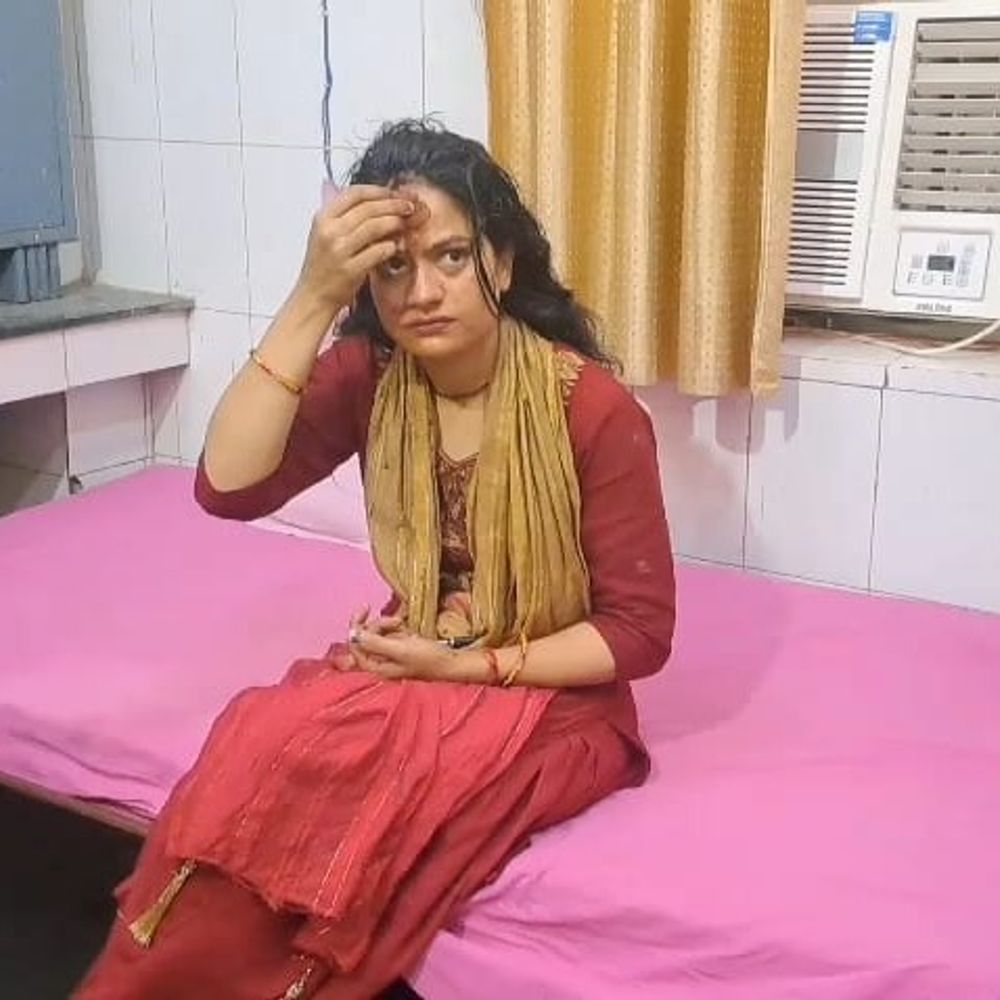 मैनपुरी में दहेज के लिए महिला की पिटाई:बेटी के सामने पहले चाय फेंकी, फिर रॉड से पीटा; गंभीर चोटें आई