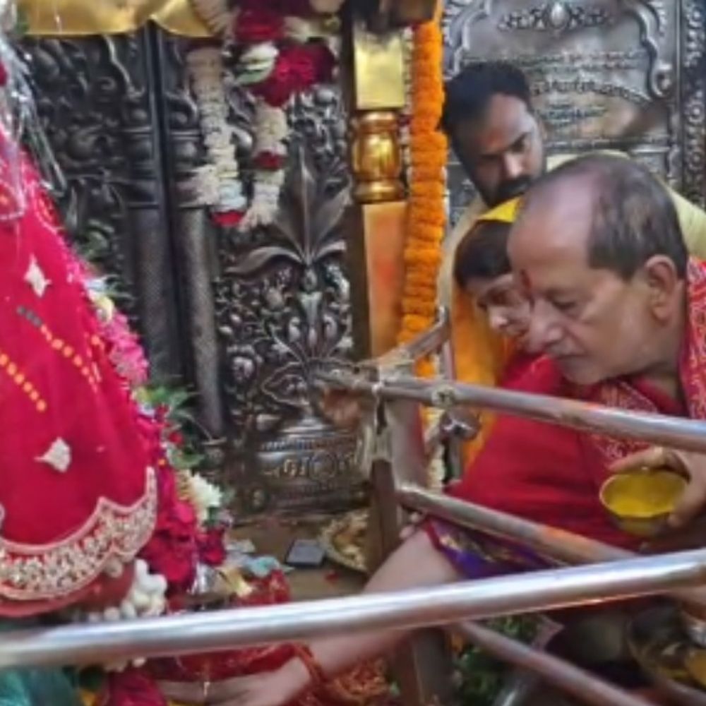 बिहार के डिप्टी सीएम विजय सिन्हा विंध्याचल धाम पहुंचे:परिवार संग मां विंध्यवासिनी की पूजा की, आज वाराणसी जाएंगे