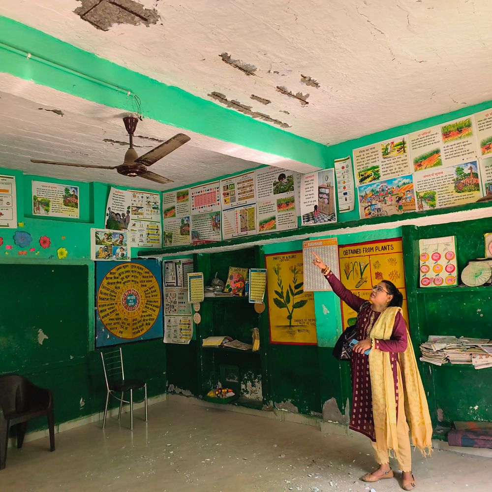 कानपुर में सरकारी स्कूल की छत का प्लास्टर गिरा:बाल-बाल बचे छात्र-छात्राएं, नहीं हुई मरम्मत; BEO बोले- अभी मीटिंग में हुई, बाद में देखूंगा