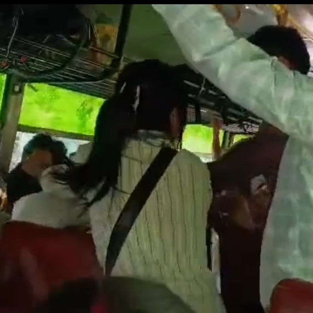 एटा में चलती बस में महिला परिचालक से मारपीट:युवक पर छेड़छाड़, गाली-गलौज का आरोप, बस के अंदर मारपीट का VIDEO