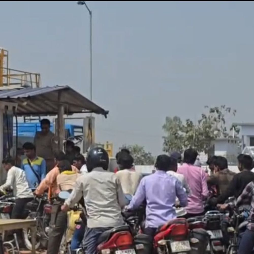 श्रावस्ती में पेट्रोल-डीजल कमी की अफवाह, पंपों पर भीड़:किसानों को आधार पर मिल रहा सीमित डीजल; डिब्बों में पेट्रोल पर रोक जारी