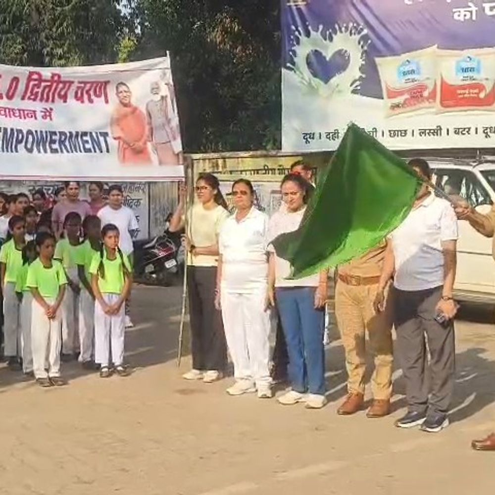 सीतापुर में 'रन फॉर वूमेन इंपावरमेंट' के तहत दौड़ आयोजित:छात्राओं, महिला आरक्षियों ने लगाई 3 किमी दौड़, ASP आलोक सिंह ने महिलाओं का किया उत्साहवर्धन