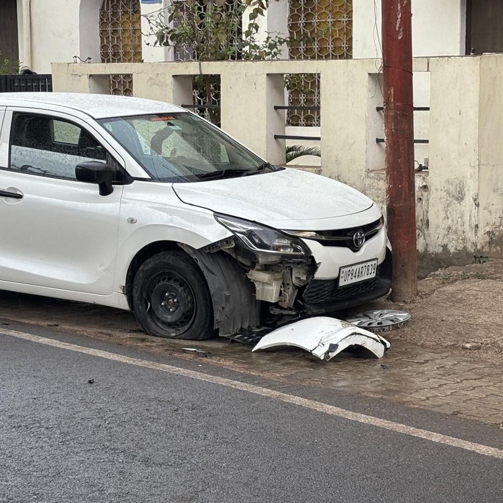 फतेहगढ़ में रॉन्ग साइड बाइक ने कार को मारी टक्कर:तीन नाबालिग बाइक पर बैठे थे, कार ड्राइवर ने पुलिस में की शिकायत