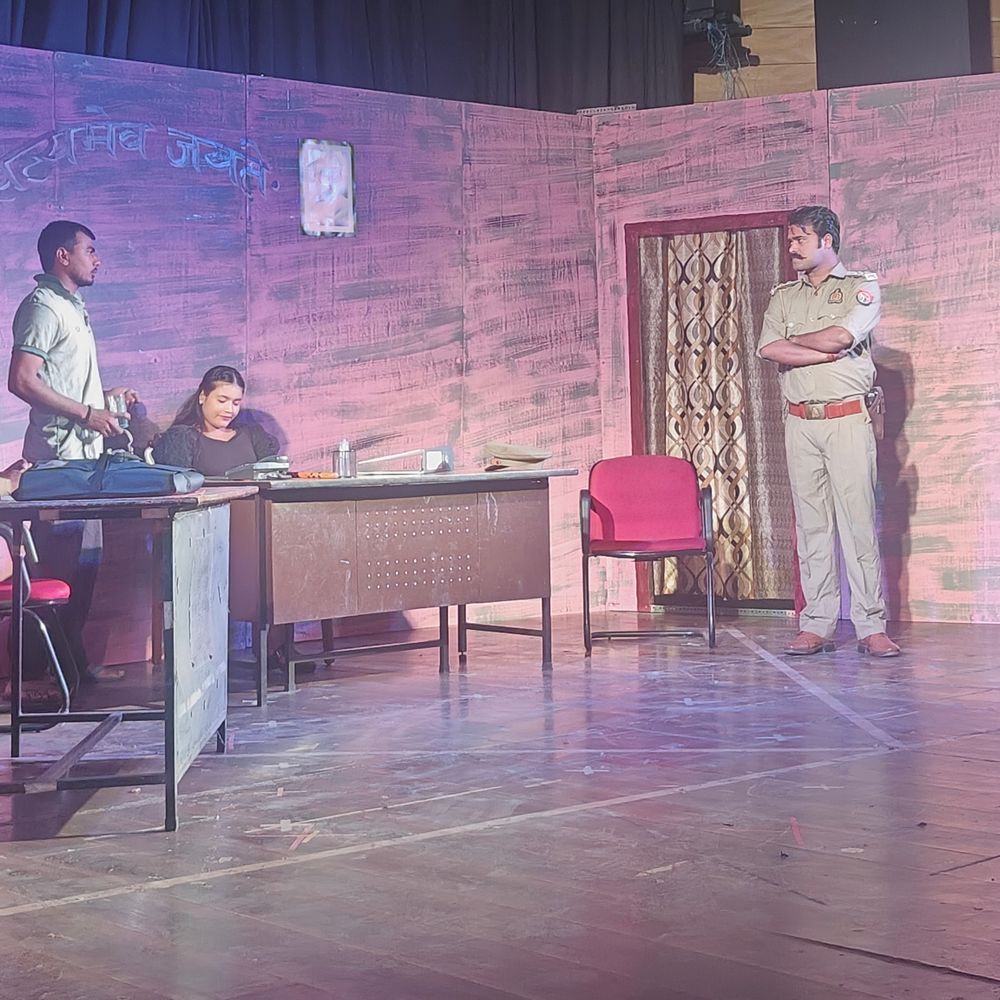 लखनऊ में 'माई फर्स्ट एनकाउंटर' नाटक का मंचन:दर्शकों को हंसी और सोच का अनोखा अनुभव मिला