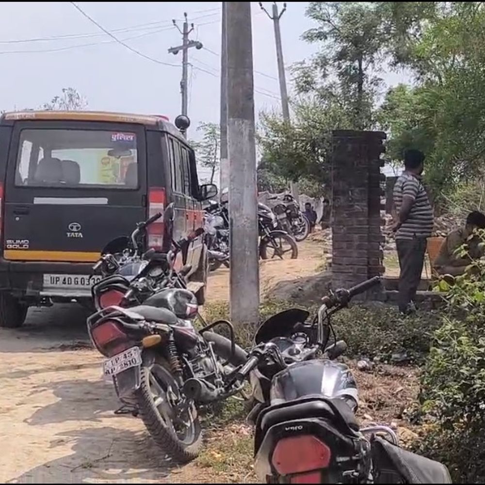 घर में फंदे से लटकता मिला युवक का शव:भाई की बॉडी देखकर चीख पड़ी बहन, सुसाइड के कारण का लगा रही पता