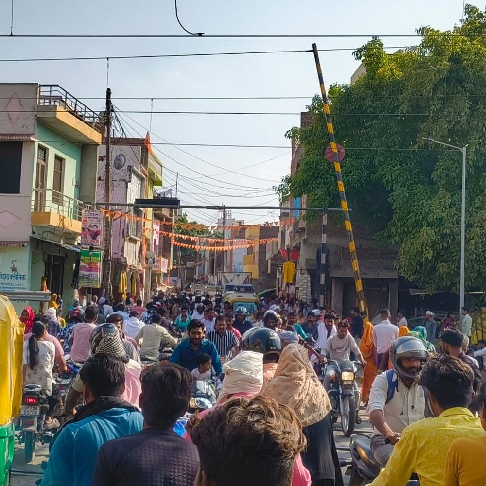 अछल्दा रेलवे क्रॉसिंग पर 37 मिनट तक लगा जाम:लगातार ट्रेनों की आवाजाही से फाटक देर से खुला, राहगीर हुए परेशान