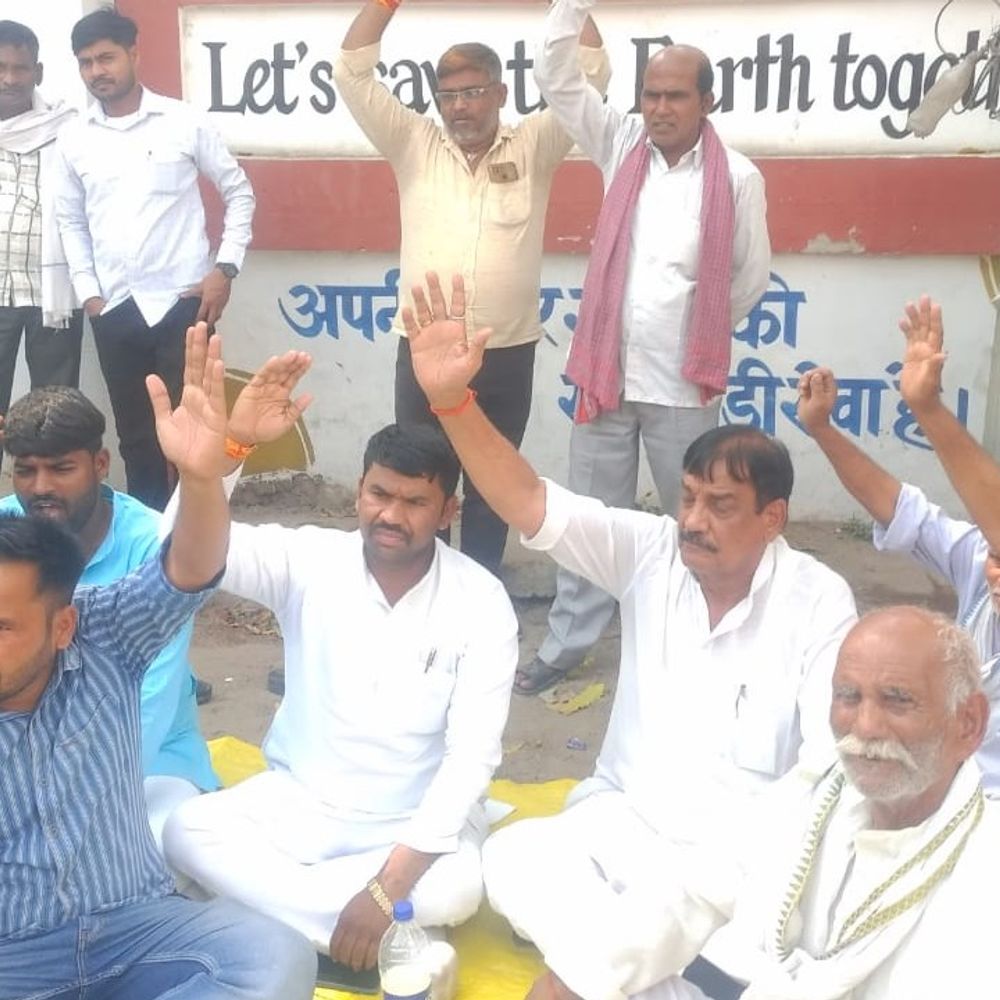 रुद्रपुर कोतवाली में धरने पर बैठे पूर्व विधायक:किसानों से डीजल जब्त करने का किया विरोध, कहा- सरकार जानबूझकर परेशान कर रही