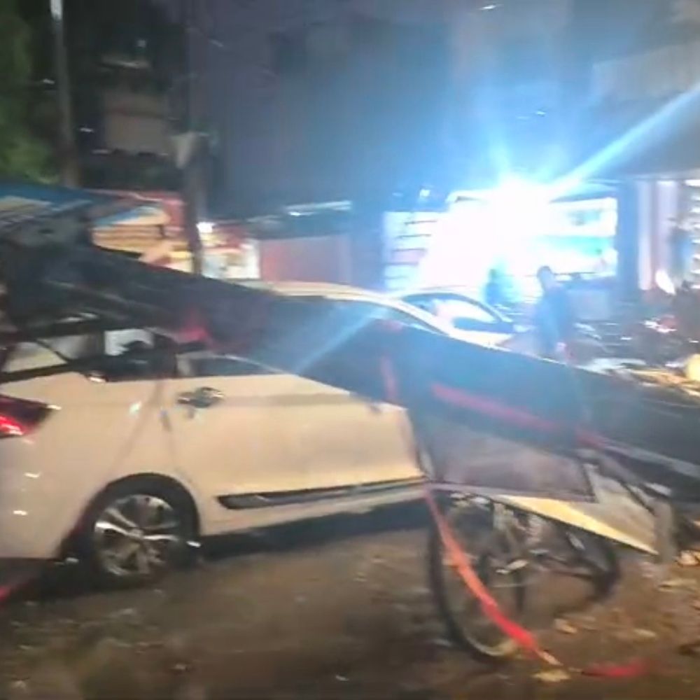 प्रतापगढ़ में तेज आंधी से विशाल यूनीपोल गिरा:सदर मोड़ पर खड़ी कार पर गिरा, बड़ा हादसा टला, कोई जनहानि नहीं