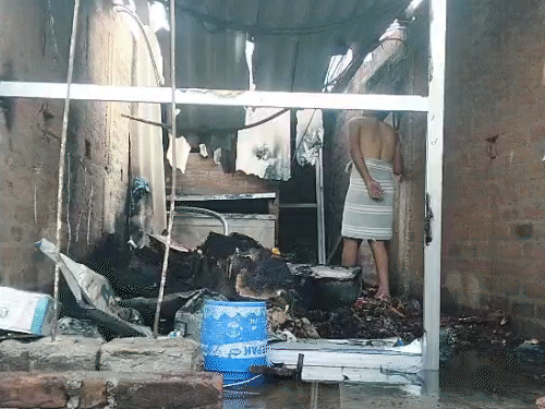 औरंगाबाद में घर पर गिरी आसमानी बिजली:2 लोग झुलसे, डेकोरेशन का सामान जलकर राख; पीड़ित बोला- कर्ज लेकर रोजगार शुरू किया था