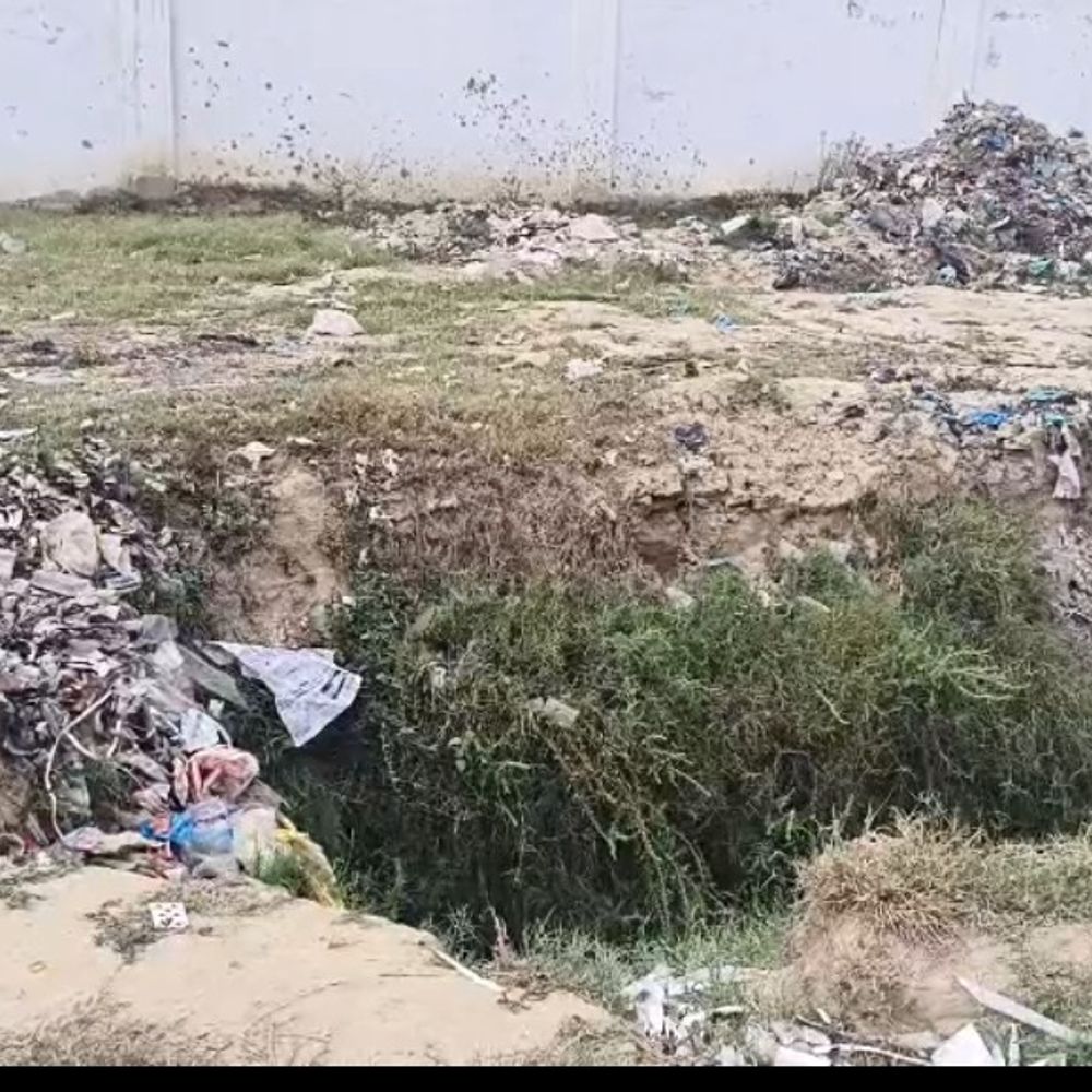 शामली धर्मशाला निर्माण में कूड़े का भराव:ठेकेदार पर लाखों के घोटाले का आरोप, निर्माण कंपनी ने इमारत बनाने से किया था इनकार