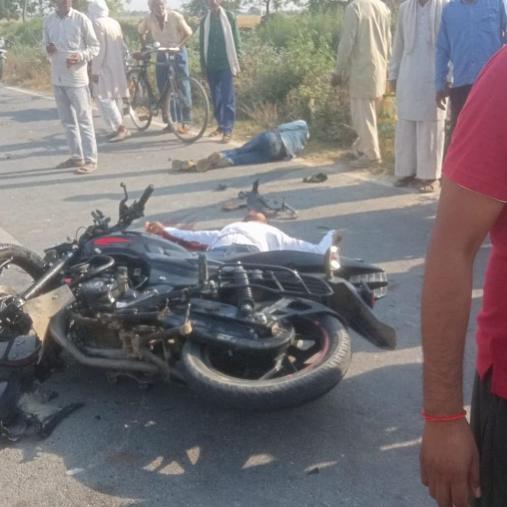 इटावा में दो बाइकों की भिड़ंत में दो की मौत:ताखा चौराहे के पास हुई घटना, तीन घायल; इलाज जारी