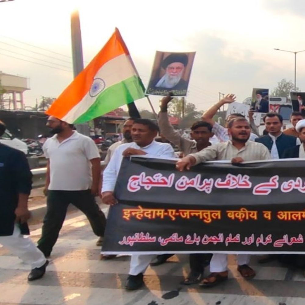 सऊदी अरब में जन्नतुल बकी कब्रिस्तान के पुनर्निर्माण की मांग:सुल्तानपुर में शिया समुदाय का विरोध प्रदर्शन, राष्ट्रपति को भेजा मांग पत्र