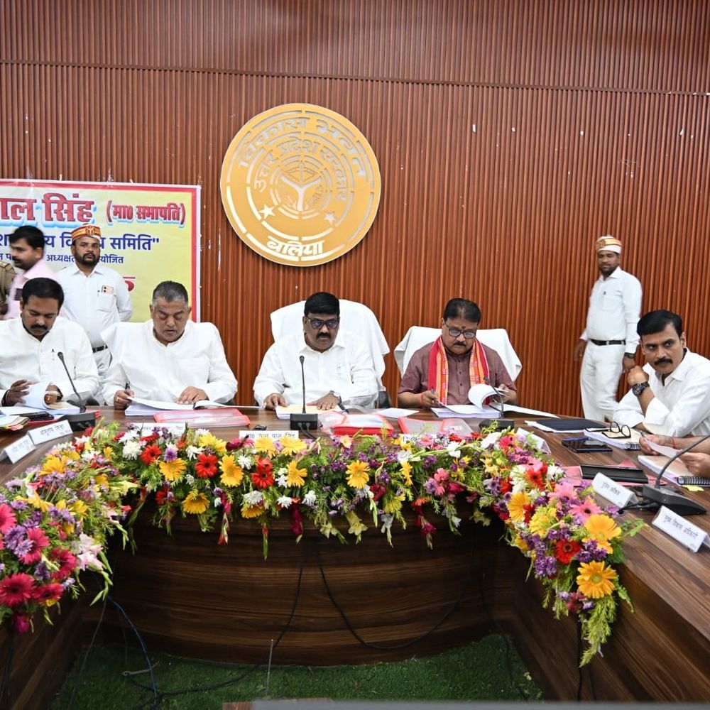 बलिया में विकास योजनाओं की समीक्षा, अनुपस्थित अधिकारियों से मांगा:विधान परिषद समिति ने दिए निर्देश, निजी एंबुलेंस पर कार्रवाई के आदेश