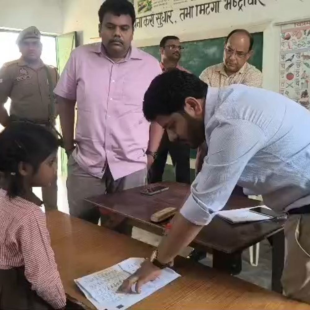 गैरहाजिर 3 एएनएम का 15 दिन का काटा वेतन:डीएम को स्वास्थ्य उपकेंद्र में मिली लापरवाही, स्कूल में खराब एमडीएम पर शिक्षकों पर कार्रवाई