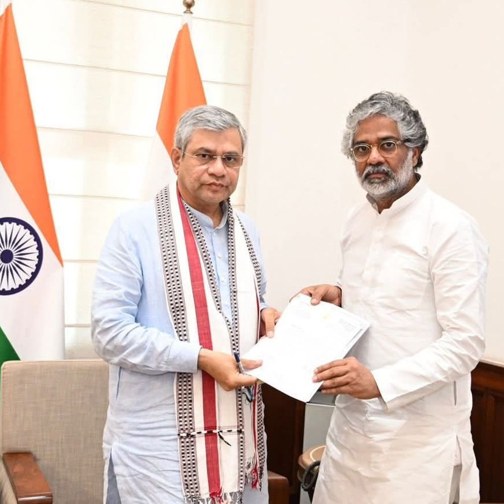 सांसद नीरज शेखर ने रेलमंत्री से की मुलाकात:बलिया, गाजीपुर, मऊ के यात्रियों के लिए रखीं महत्वपूर्ण मांगें