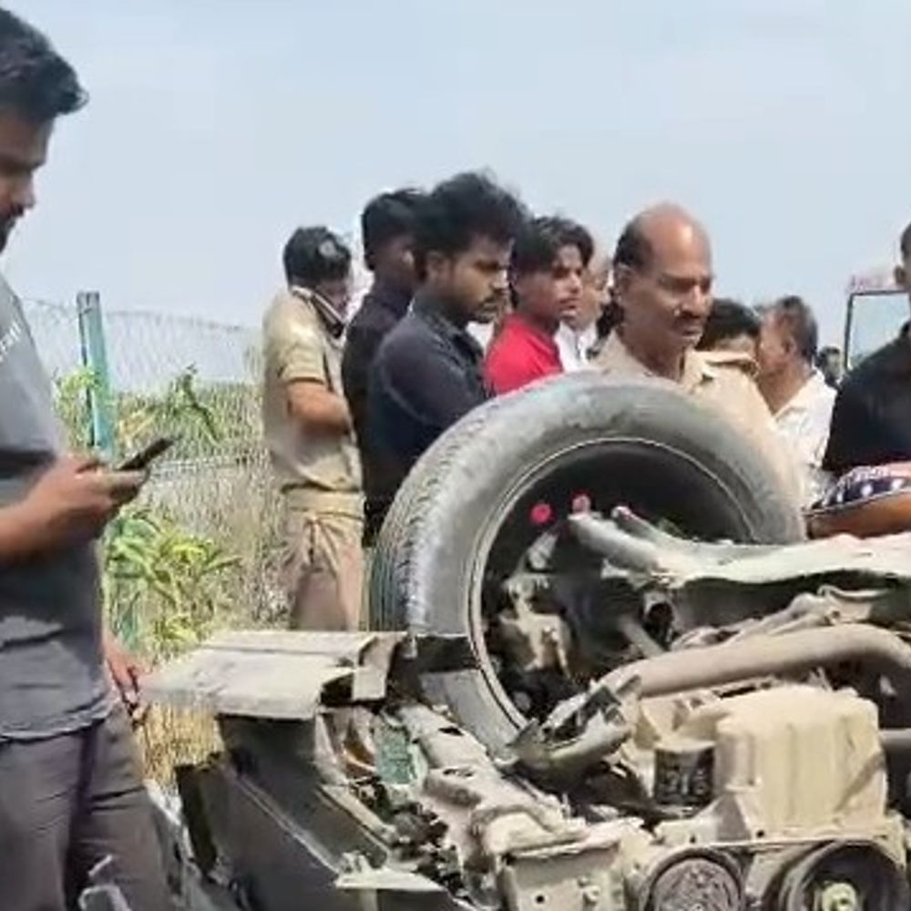 आगरा-लखनऊ एक्सप्रेस-वे पर साधुओं की कार पलटी:अयोध्या से लौट रहे 5 घायल, 2 लखनऊ रेफर, टायर फटने से हादसा