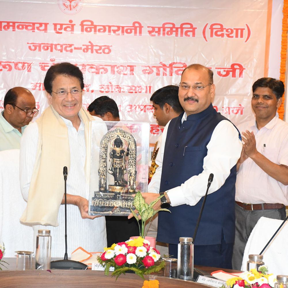 सांसद गोविल ने अधिकारियों को फटकारा:जनप्रतिनिधियों के पत्रों का जवाब नहीं, कहा- 'शहर को जीने लायक बनाओ'