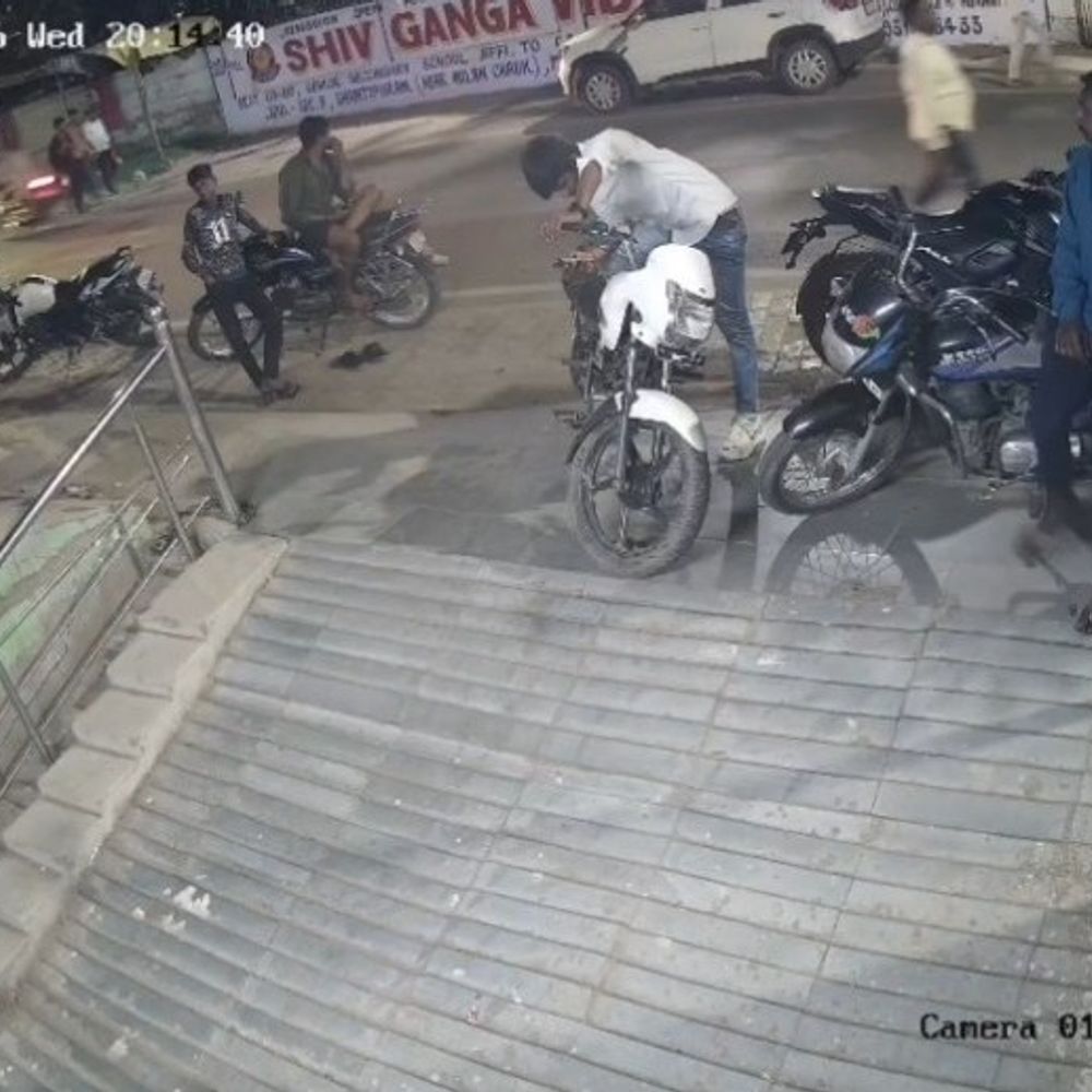 प्रयागराज में डॉक्टर की बाइक चोरी, CCTV में कैद:फाफामऊ के अस्पताल से शाम को हुई वारदात