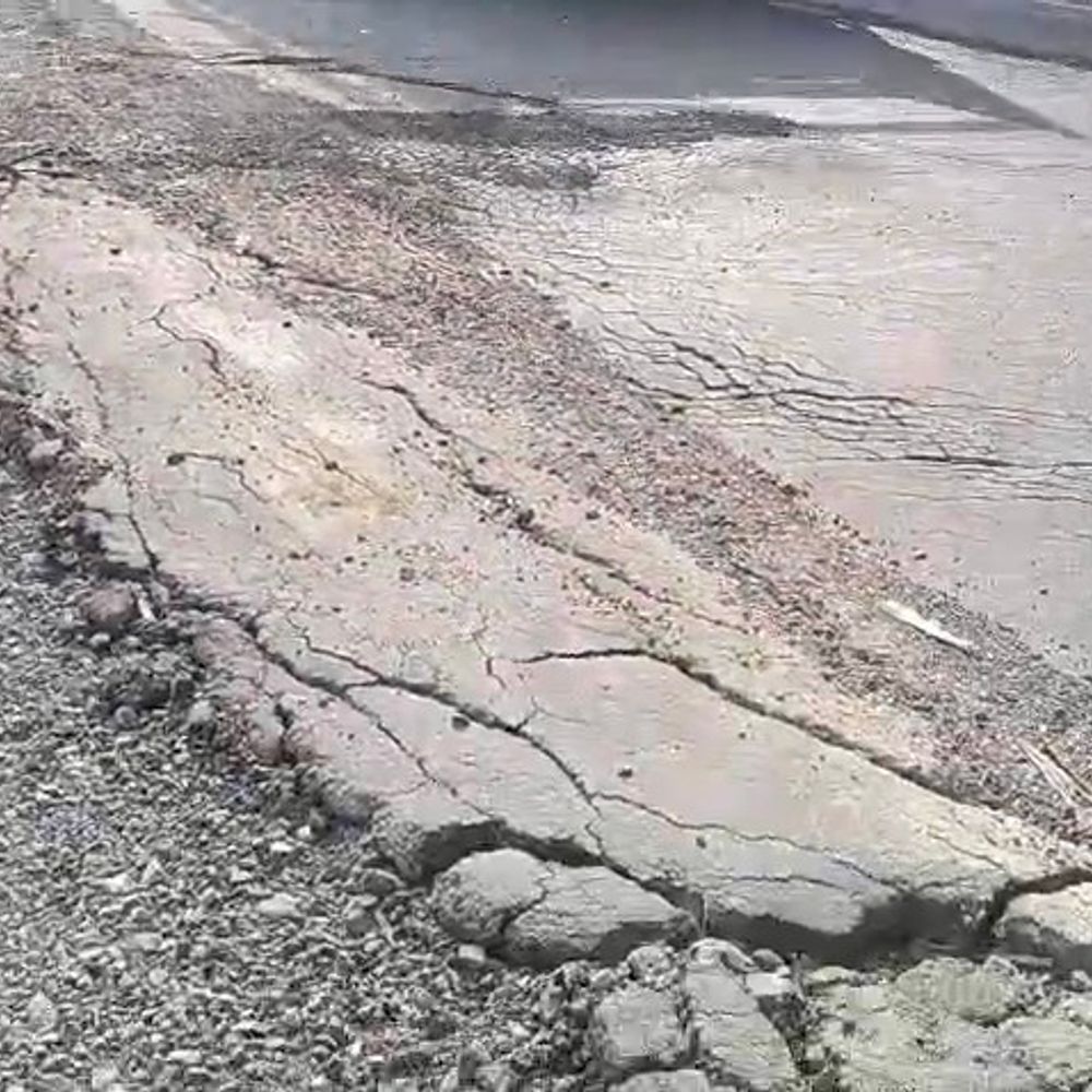 पीनना ब्रिज के नीचे सड़क बार-बार उखड़ रही:हादसों का खतरा बढ़ा, ग्रामीण NHAI से गुणवत्ता जांच की मांग पर अड़े