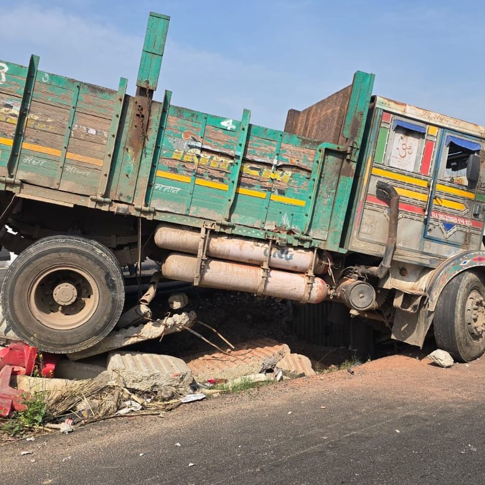 तेज रफ्तार ट्रक नाले में घुसा, चालक घायल:बागपत में अनियंत्रित होकर हुआ हादसा, चालक गंभीर