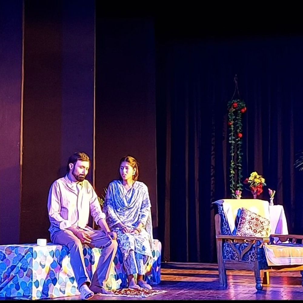 लखनऊ में 'मध्यांतर' नाटक का सफल मंचन:रिश्तों की जटिलता को दर्शाया, दर्शकों ने सराहा