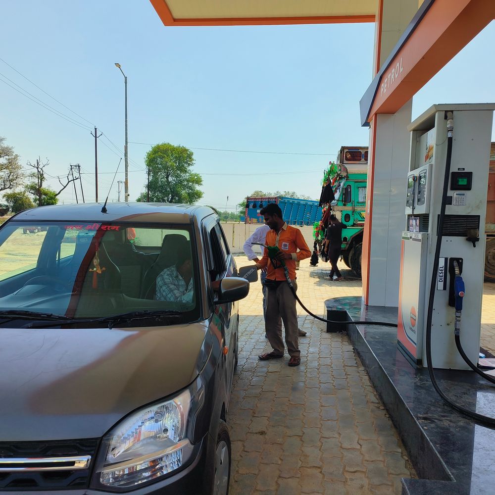 कानपुर-सागर हाईवे पर पेट्रोल पंपों पर अलग-अलग स्थिति:कहीं सूखा टैंक, कहीं भरपूर स्टॉक; बिना हेलमेट भी मिल रहा पेट्रोल